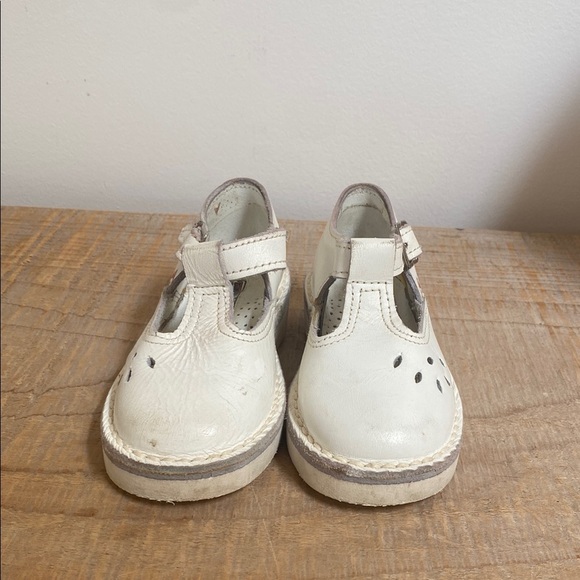 Vintage Girls White Leather Mary Jane’s - Picture 2 of 8